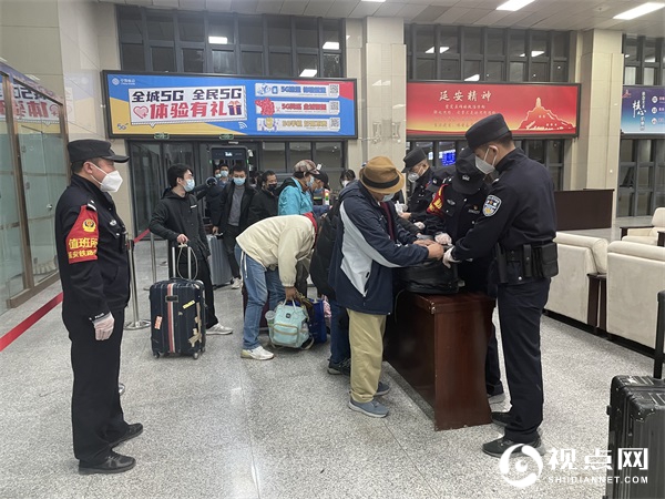 喜迎二十大 忠诚保平安 | 严密守护站车线 延安铁警勇作为
