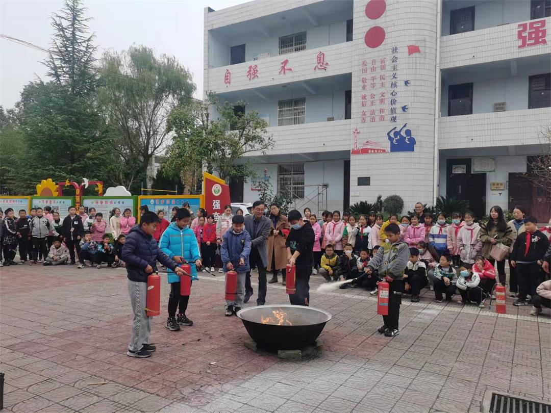 西乡县柳树中心校开展11.9消防安全应急疏散演练