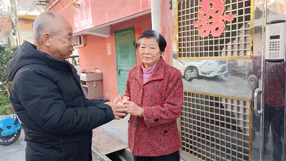 福建永春县五里街社区老年协会春节前开展走访慰问高龄老人活动