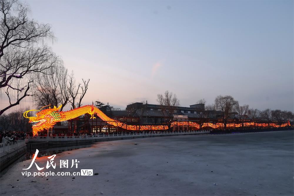 <a href=https://www.shidiannet.com/GB/beijing/ target=_blank class=infotextkey>北京</a>：什刹海畔巨型龙灯吸引游客