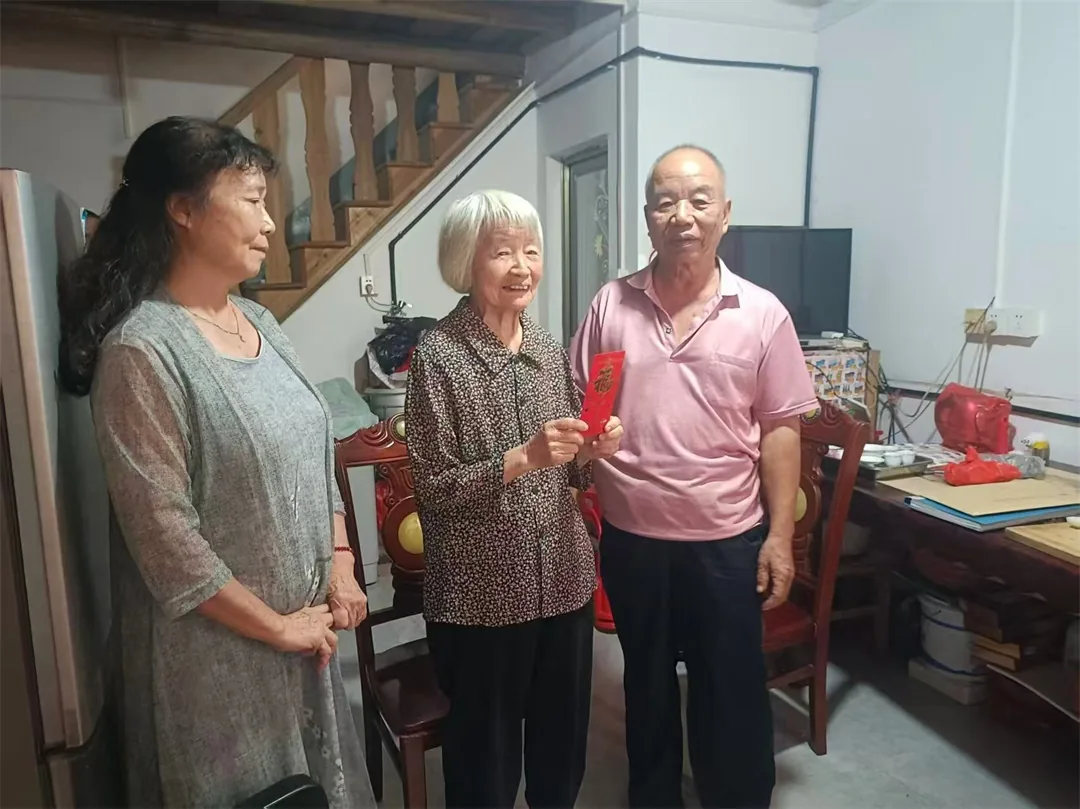 九九重阳 敬老情浓——福建永春县五里街社区老年协会开展重阳节走访慰问高龄老人活动 九九重阳 敬老情浓——福建永春县五里街社区老年协会开展重阳节走访慰问高龄老人活动