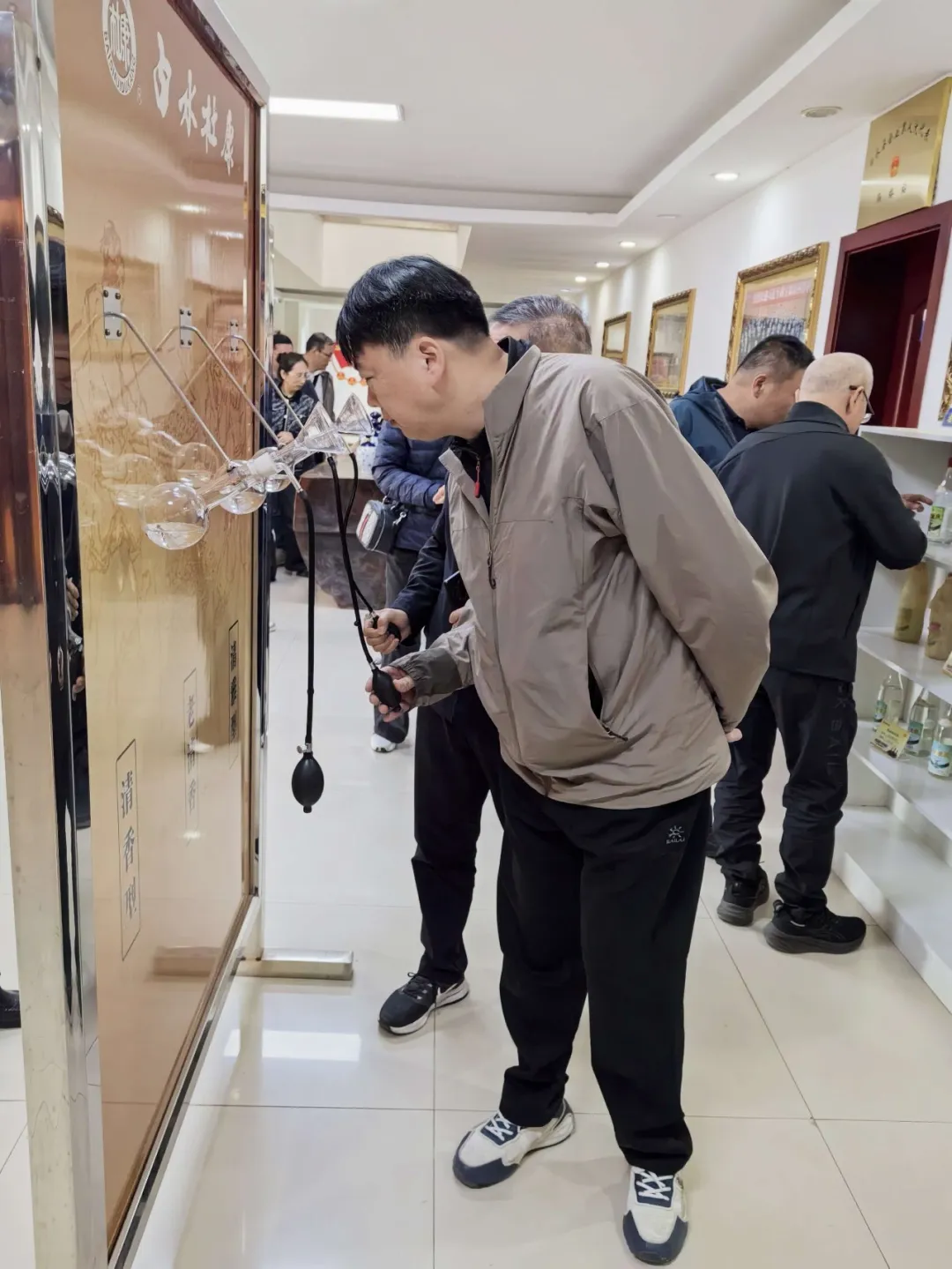 江苏扬中党政代表团考察<a href=https://www.shidiannet.com/GB/shaanxi/ target=_blank class=infotextkey>陕西</a>白水杜康酒厂 江苏扬中党政代表团考察<a href=https://www.shidiannet.com/GB/shaanxi/ target=_blank class=infotextkey>陕西</a>白水杜康酒厂