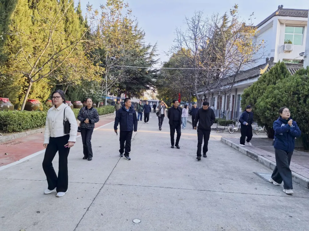 江苏扬中党政代表团考察<a href=https://www.shidiannet.com/GB/shaanxi/ target=_blank class=infotextkey>陕西</a>白水杜康酒厂 江苏扬中党政代表团考察<a href=https://www.shidiannet.com/GB/shaanxi/ target=_blank class=infotextkey>陕西</a>白水杜康酒厂