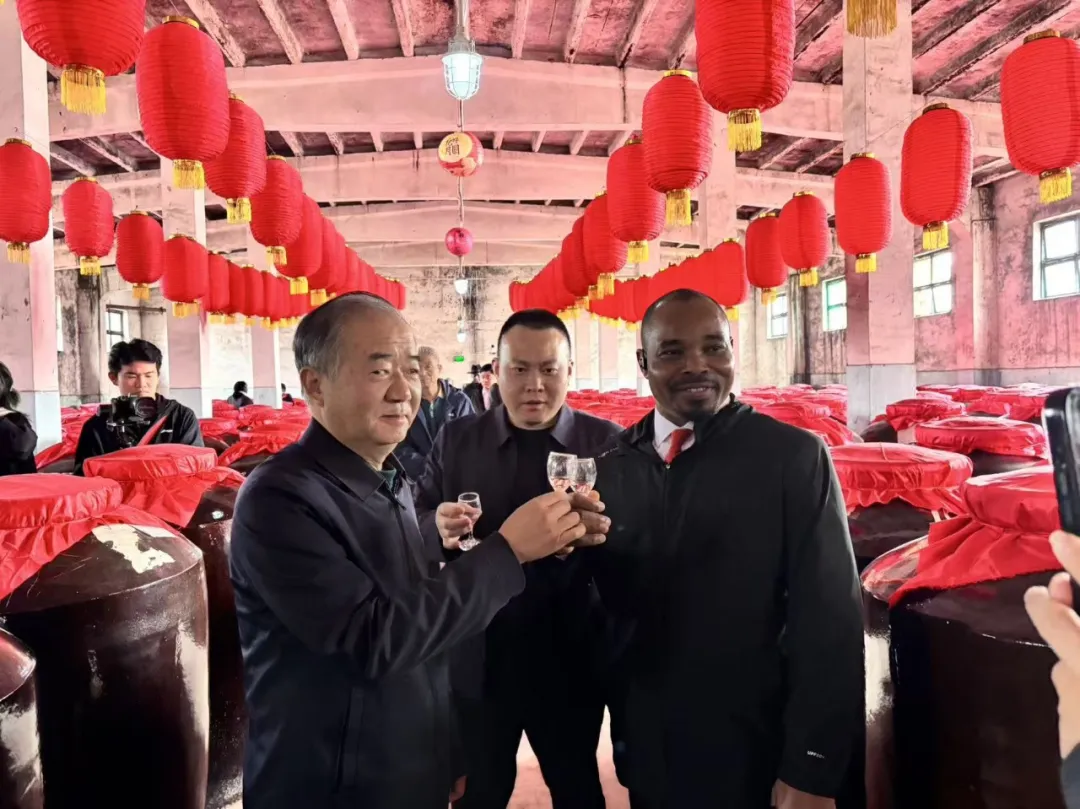外交官看中国·走进<a href=https://www.shidiannet.com/GB/shaanxi/ target=_blank class=infotextkey>陕西</a>白水杜康——感知民生消费新活力 共拓全球市场新机遇