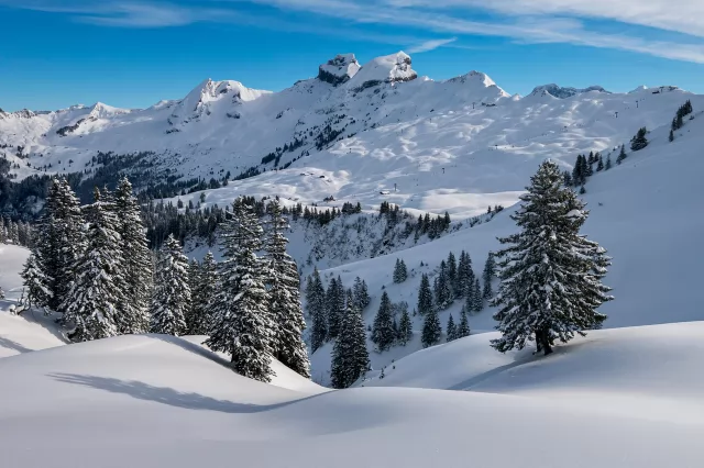 雪山与云层天气示意