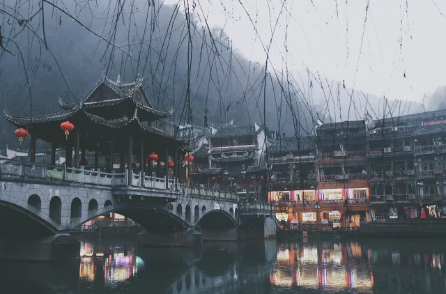 古风建筑与河道构成的古镇街景