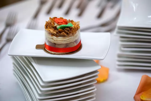 婚礼现场朋友桌上的外卖餐食示意图