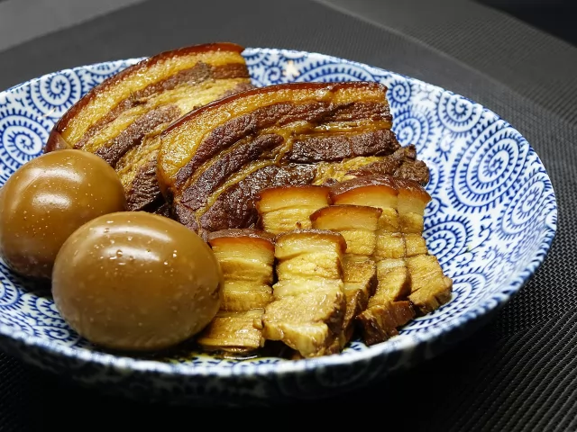 盘中卤蛋与卤肉，示意图