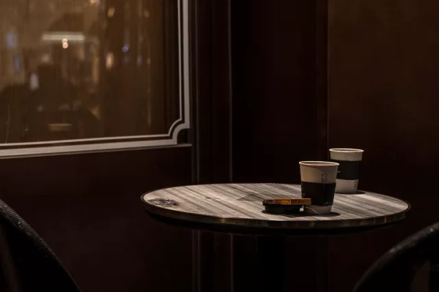 咖啡馆内的小桌与纸杯(示意图)