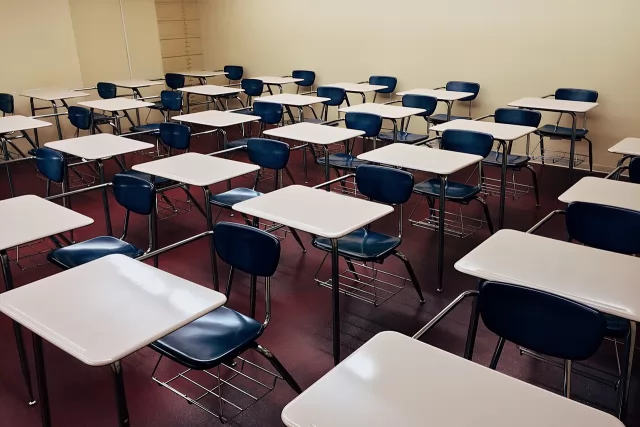 教室内正在自习的学生