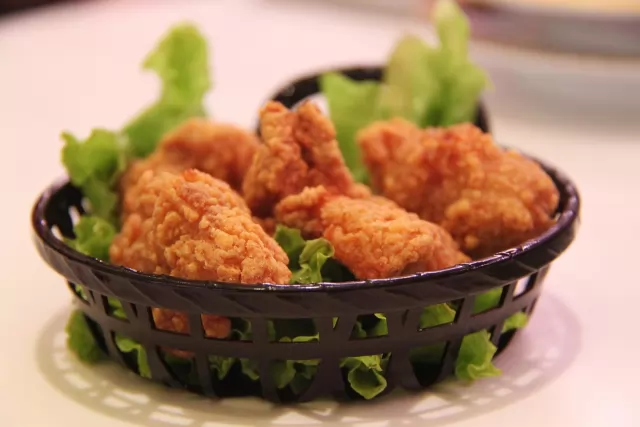 餐桌上的一份快餐食品