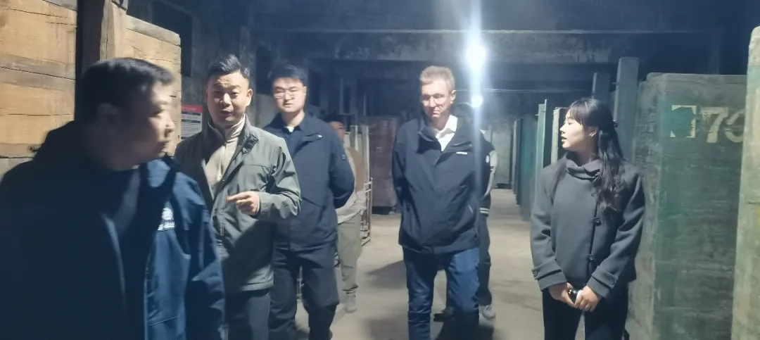 奥地利客商实地探访<a href=https://www.shidiannet.com/GB/shaanxi/ target=_blank class=infotextkey>陕西</a>白水杜康 国槐酒海与陶坛酒阵成品质“见证” 奥地利客商实地探访<a href=https://www.shidiannet.com/GB/shaanxi/ target=_blank class=infotextkey>陕西</a>白水杜康 国槐酒海与陶坛酒阵成品质“见证”