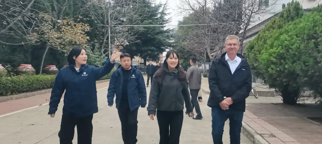 奥地利客商实地探访<a href=https://www.shidiannet.com/GB/shaanxi/ target=_blank class=infotextkey>陕西</a>白水杜康 国槐酒海与陶坛酒阵成品质“见证” 奥地利客商实地探访<a href=https://www.shidiannet.com/GB/shaanxi/ target=_blank class=infotextkey>陕西</a>白水杜康 国槐酒海与陶坛酒阵成品质“见证”