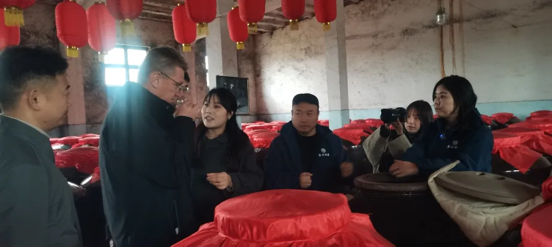 奥地利客商实地探访<a href=https://www.shidiannet.com/GB/shaanxi/ target=_blank class=infotextkey>陕西</a>白水杜康 国槐酒海与陶坛酒阵成品质“见证” 奥地利客商实地探访<a href=https://www.shidiannet.com/GB/shaanxi/ target=_blank class=infotextkey>陕西</a>白水杜康 国槐酒海与陶坛酒阵成品质“见证”