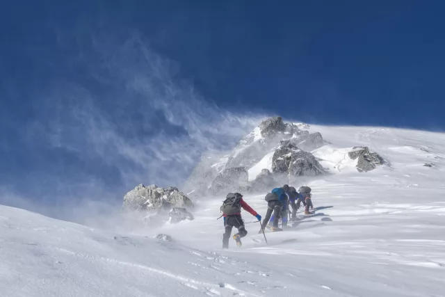 登山者在雪坡上结组行进(资料图)
